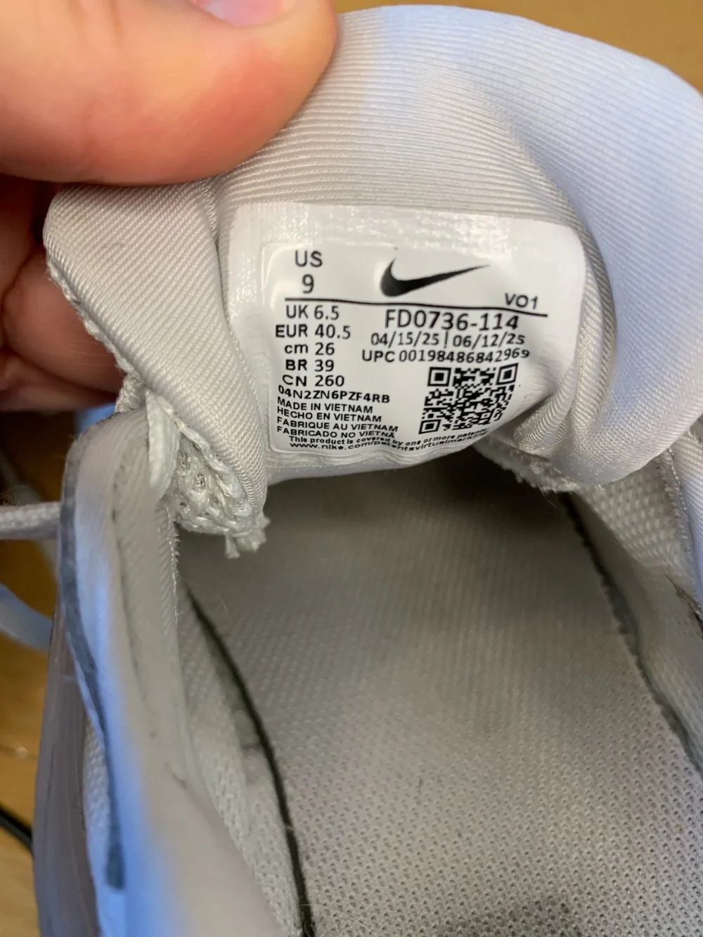 Nike V2K Run Women's Run Sneakers in White and Pink - Size 9